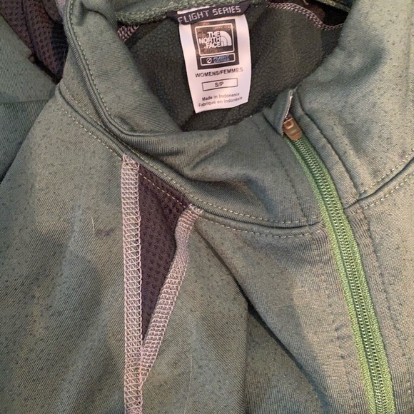 SOLD North Face Flight Series Fleece 1/2 Zip Green - Picture 3 of 7